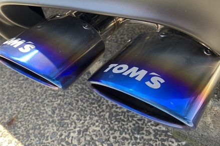 トムス８