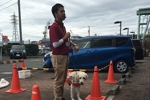 20181104沼津西店盲導犬デモ１